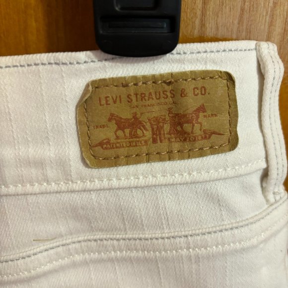 Levi's White Jean Shorts with White Tab and Two Buttons - Picture 12 of 14